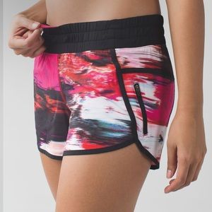 Lululemon Tracker Short III *4-way Stretch
Pigment Wind Duck Sauce Multi / Black